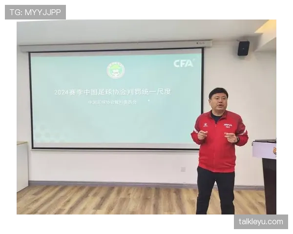 判罚争议：裁判如何依据规则处理VAR介入后的关键犯规