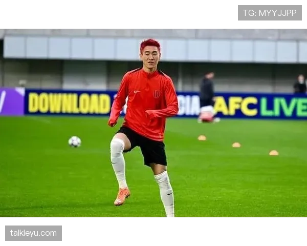 地摊前看到韦世豪低头点餐，脖子上的金链亮得刺眼